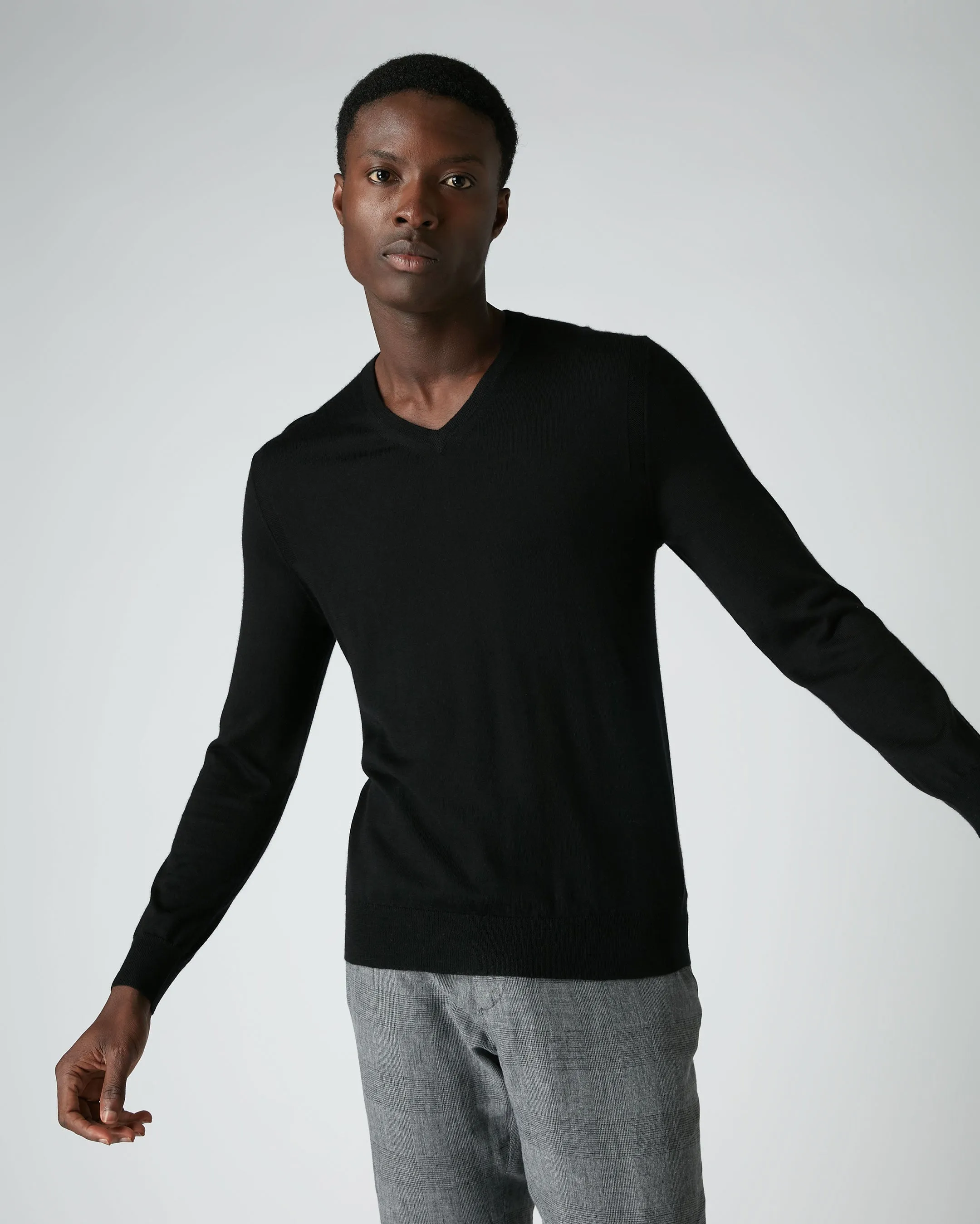 007 Fine Gauge Cashmere V Neck Jumper Black