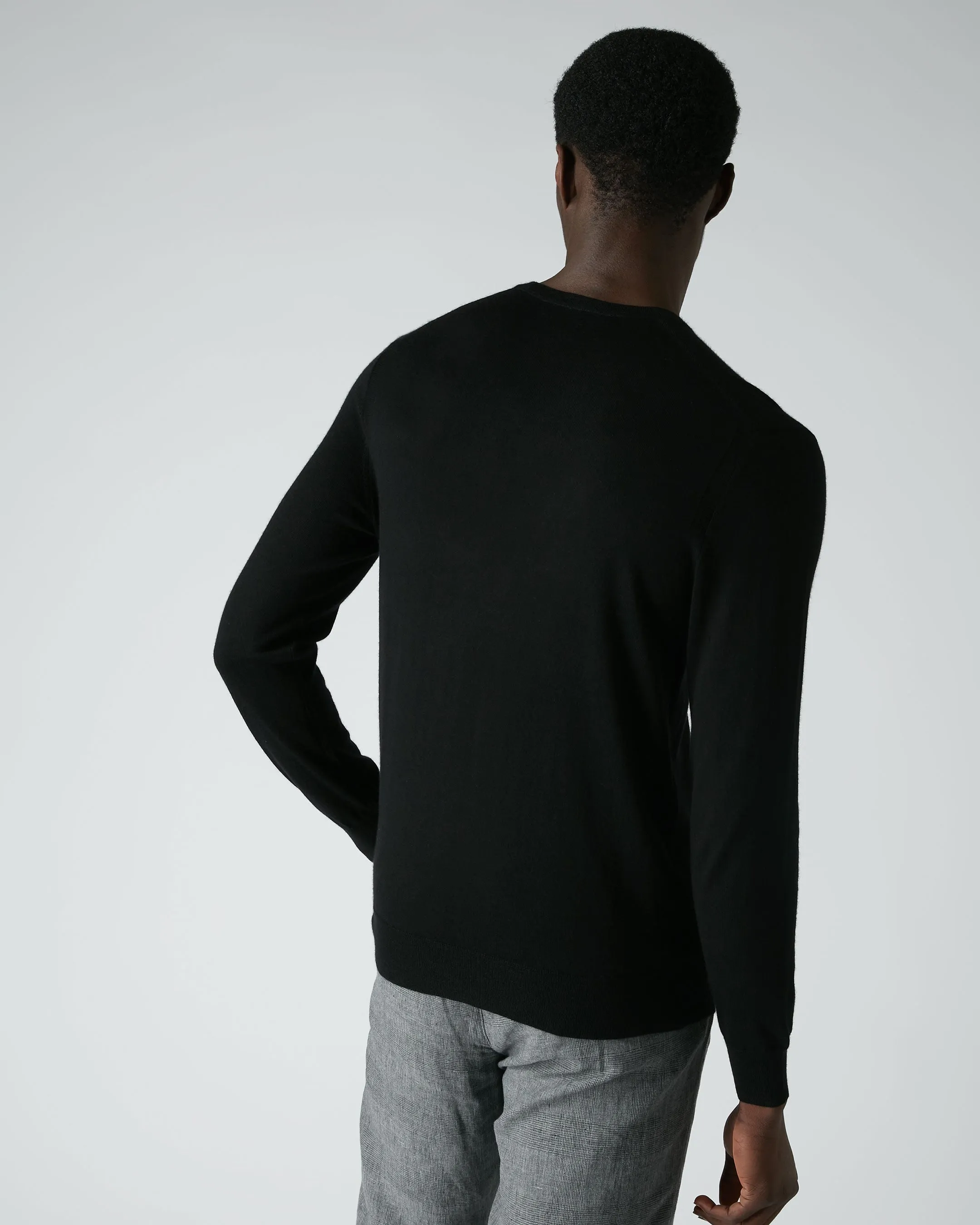 007 Fine Gauge Cashmere V Neck Jumper Black