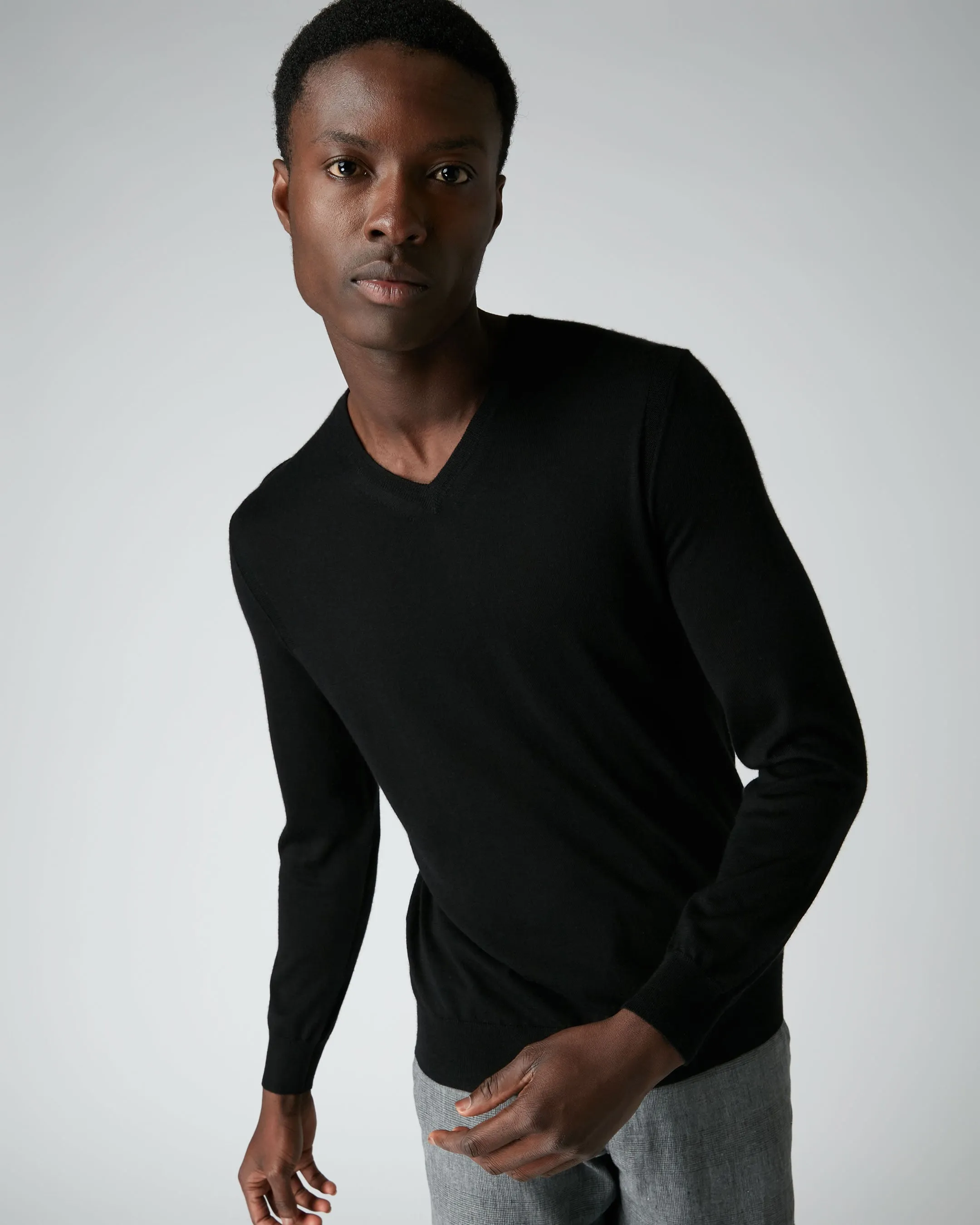 007 Fine Gauge Cashmere V Neck Jumper Black